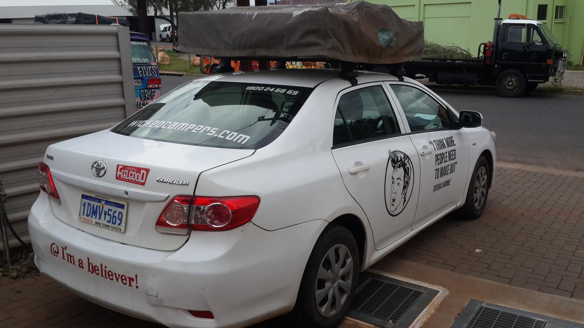 Uskollinen Toyota Corolla valmiina niittämään kilometrejä erämaassa.