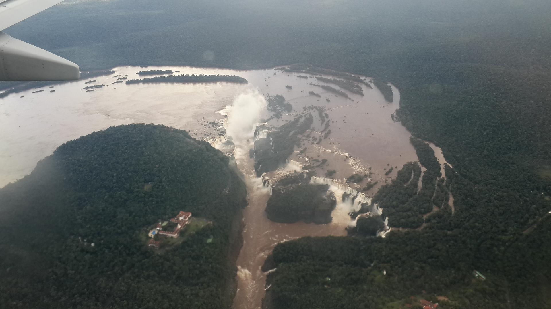 Iguazu-putoukset kuvattuna lentokoneesta. Kapteeni varmisti, että kaikki koneen matkustajat näkivät putoukset.