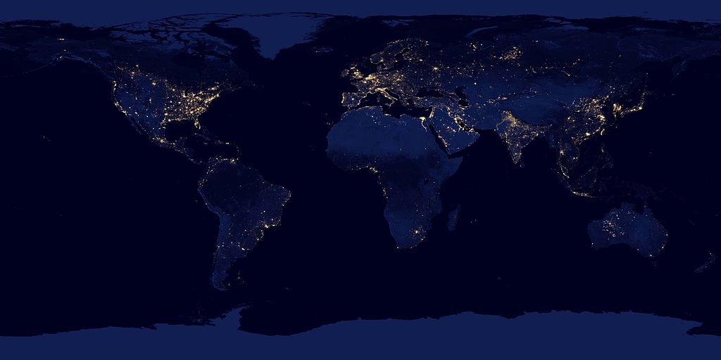 Tältä näyttää maapallo yöllä. By NASA Earth Observatory [Public domain], via Wikimedia Commons.