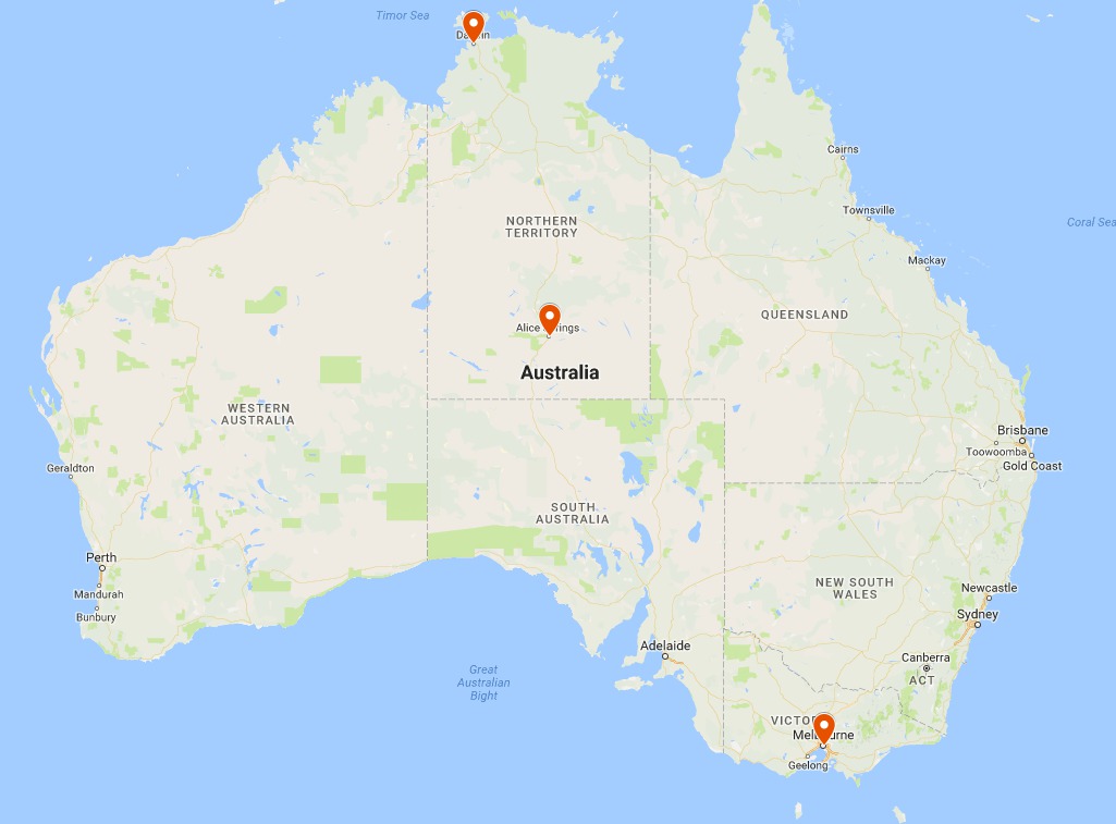 Tekstissä mainitut Australian kaupungit kartalla ylhäältä alas: Darwin, Alice Springs ja Melbourne.
