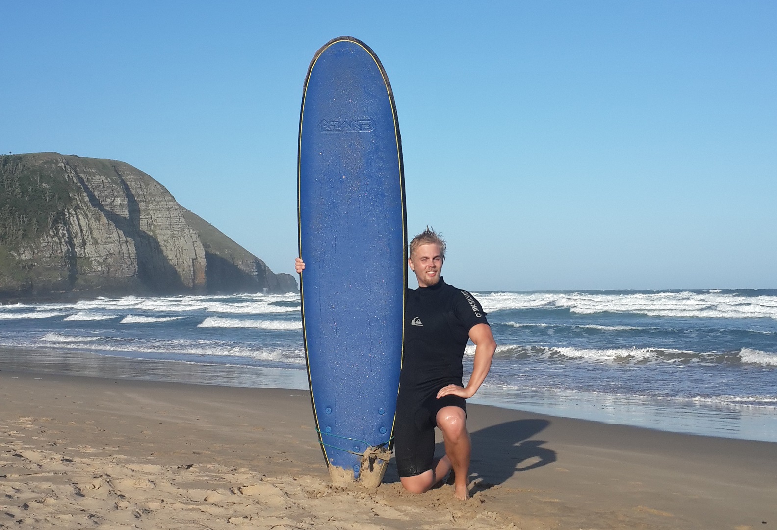 Etelä-Afrikka on tunnettu hyvistä surffausmahdollisuuksistaan. Kuva Coffee Baysta. Surffasin ensimmäistä kertaa ja onnistuin kelvollisesti päihittämään muutaman aallon.