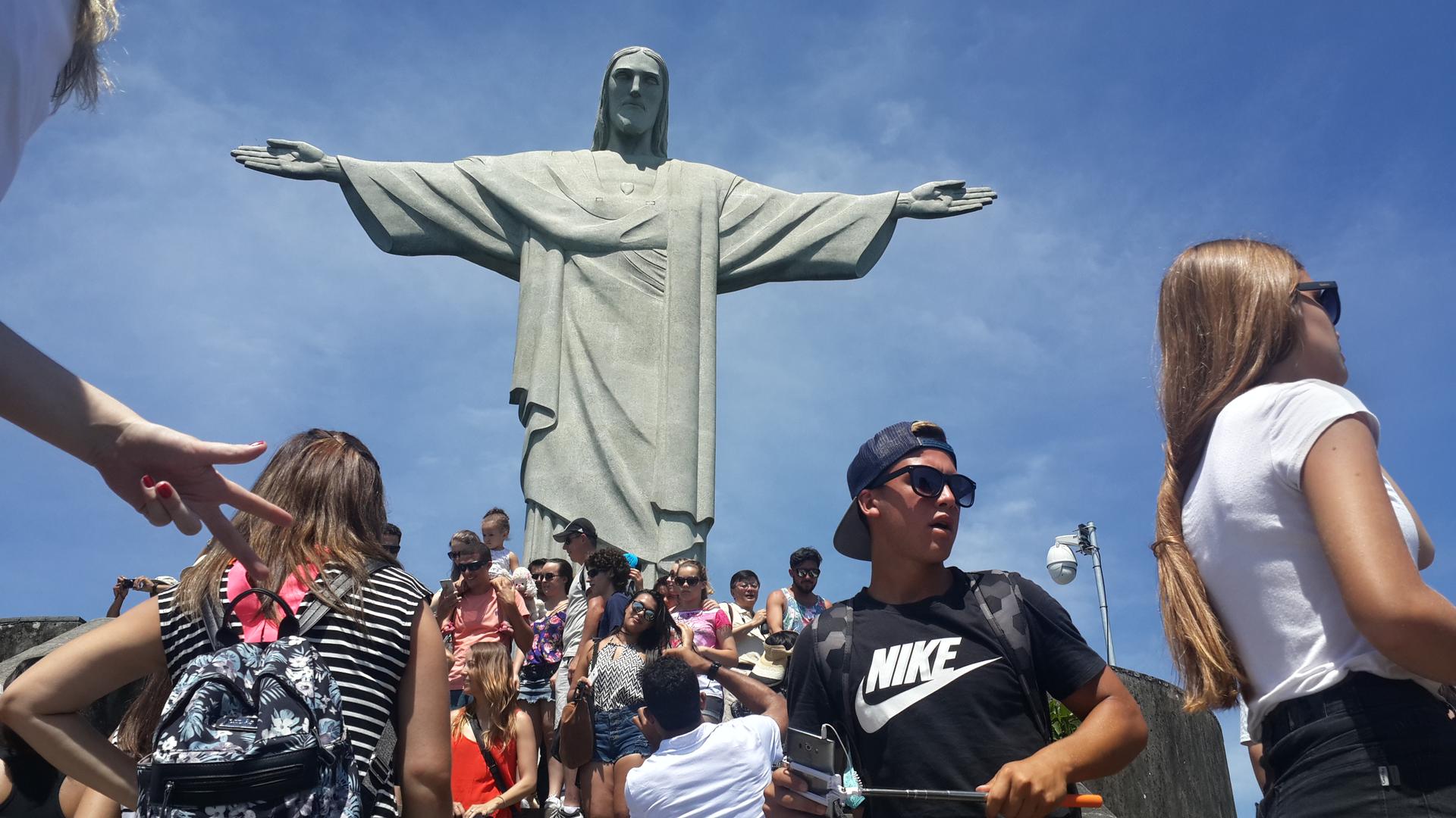 Väenpaljoutta Jeesus-patsaalla Rio de Janeirossa. Patsaasta oli mahdotonta saada hyvää kuvaa.