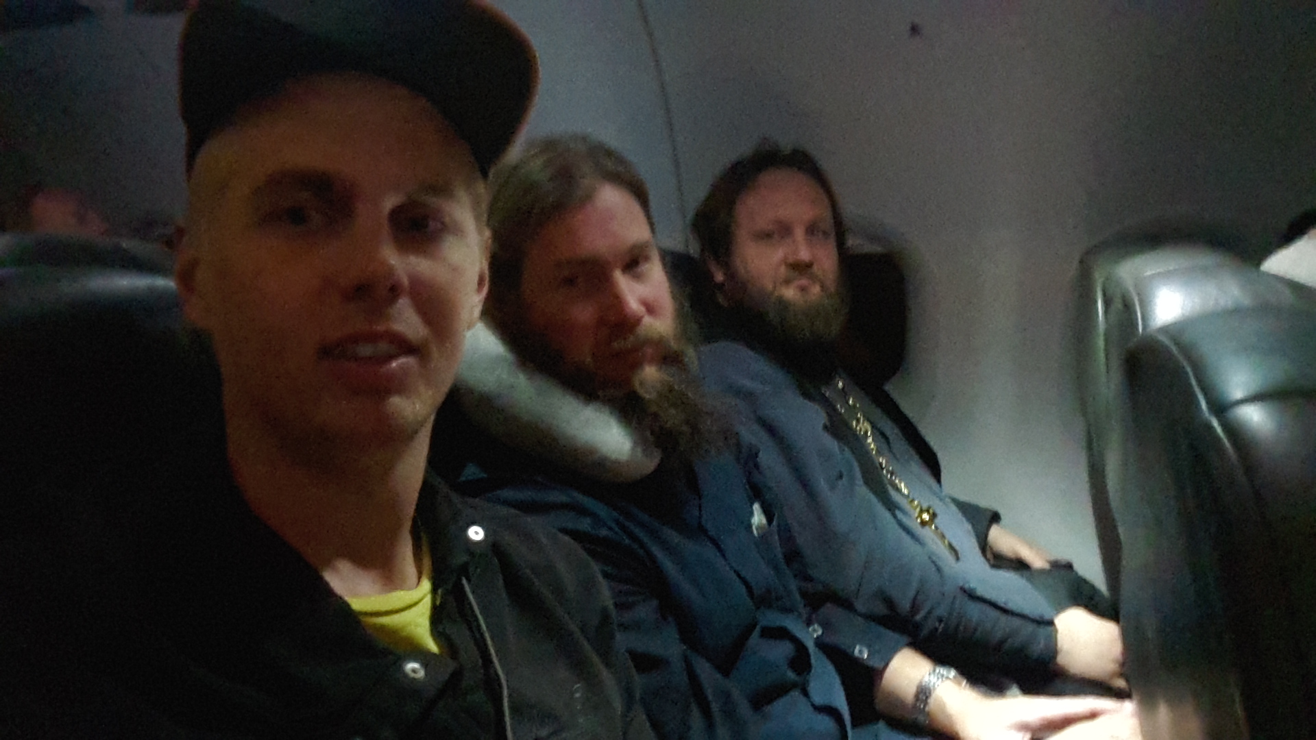 Venäläisiä pappeja Sydney-Christchurch lentokoneessa. Pojat antoivat hyviä neuvoja reissulle.