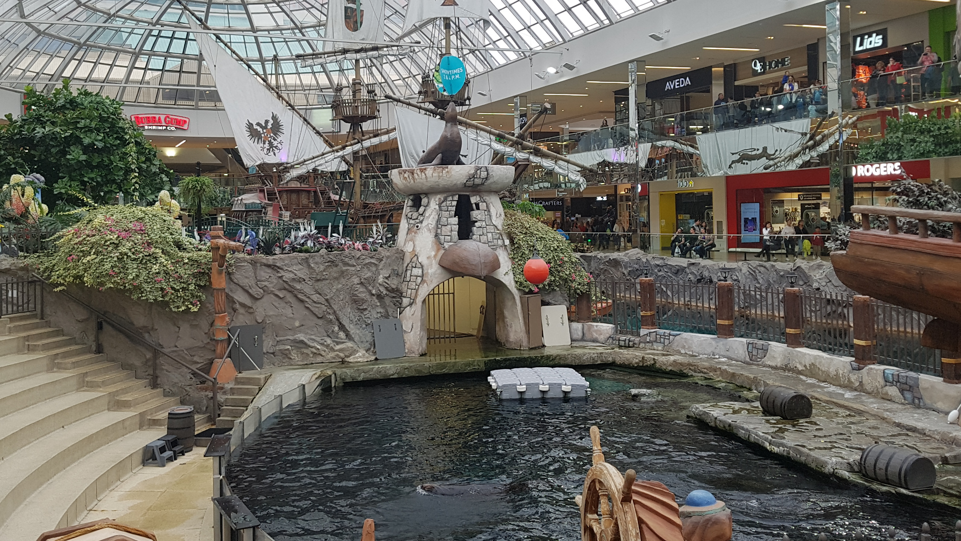 West Edmonton Mall-ostoskekuksesta löytyi esimerkiksi merirosvopuisto.